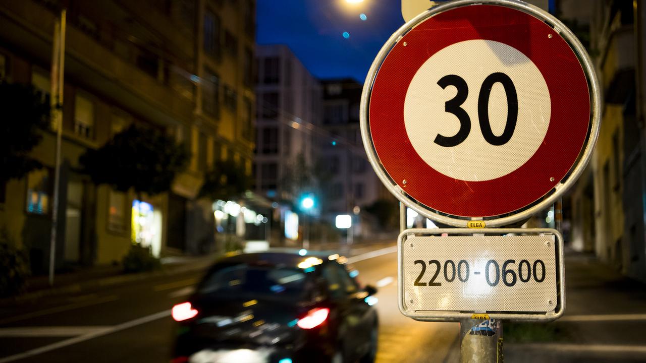 A l'instar de Lausanne, la Municipalité de Vevey (VD) a décidé de réduire la vitesse à 30 km/h de 22h00 à 06h00 sur l'ensemble du territoire communal. [Keystone - Jean-Christophe Bott]