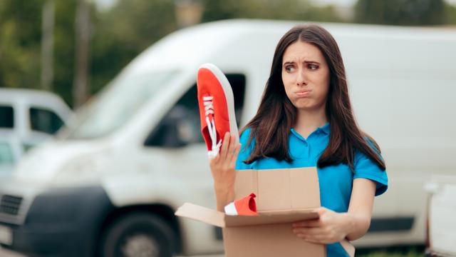 Une femme insatisfaite de sa commande. [Depositphotos - Nicoletaionescu]