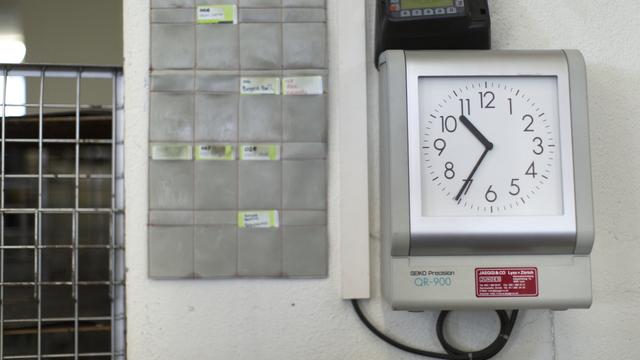 Temps de travail: le PLR souhaite une actualisation des horaires, afin de contrer les pénuries d'électricité [KEYSTONE - GAETAN BALLY]