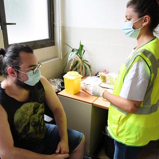 Une vaccination contre la variole du singe à Paris. [Keystone - EPA/Alain Jocard]