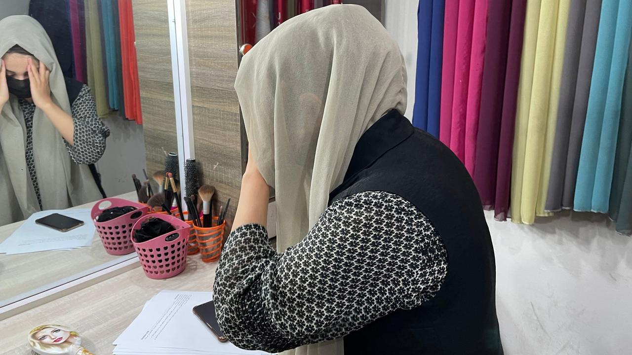 La journaliste de la chaîne de télévision afghane TOLOnews, Tahmina Osmani, se prépare à mettre un hijab avant de prendre l'antenne devant les caméras. [RTS - Raphaël Grand]