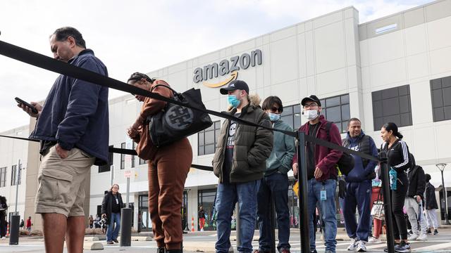 Pour ou contre la création du premier syndicat américain chez Amazon en près de 30 ans? Dans le calme, des salariés de l'entrepôt JFK8 d'Amazon à New York attendent patiemment leur tour pour voter sous une tente installée devant l'entrée principale du bâtiment. [REUTERS - BRENDAN MCDERMID]