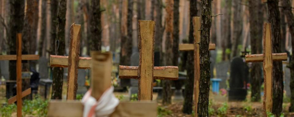 Les tombes près de Izioum en Ukraine. [Keystone - EPA/OLEG PETRASYUK]