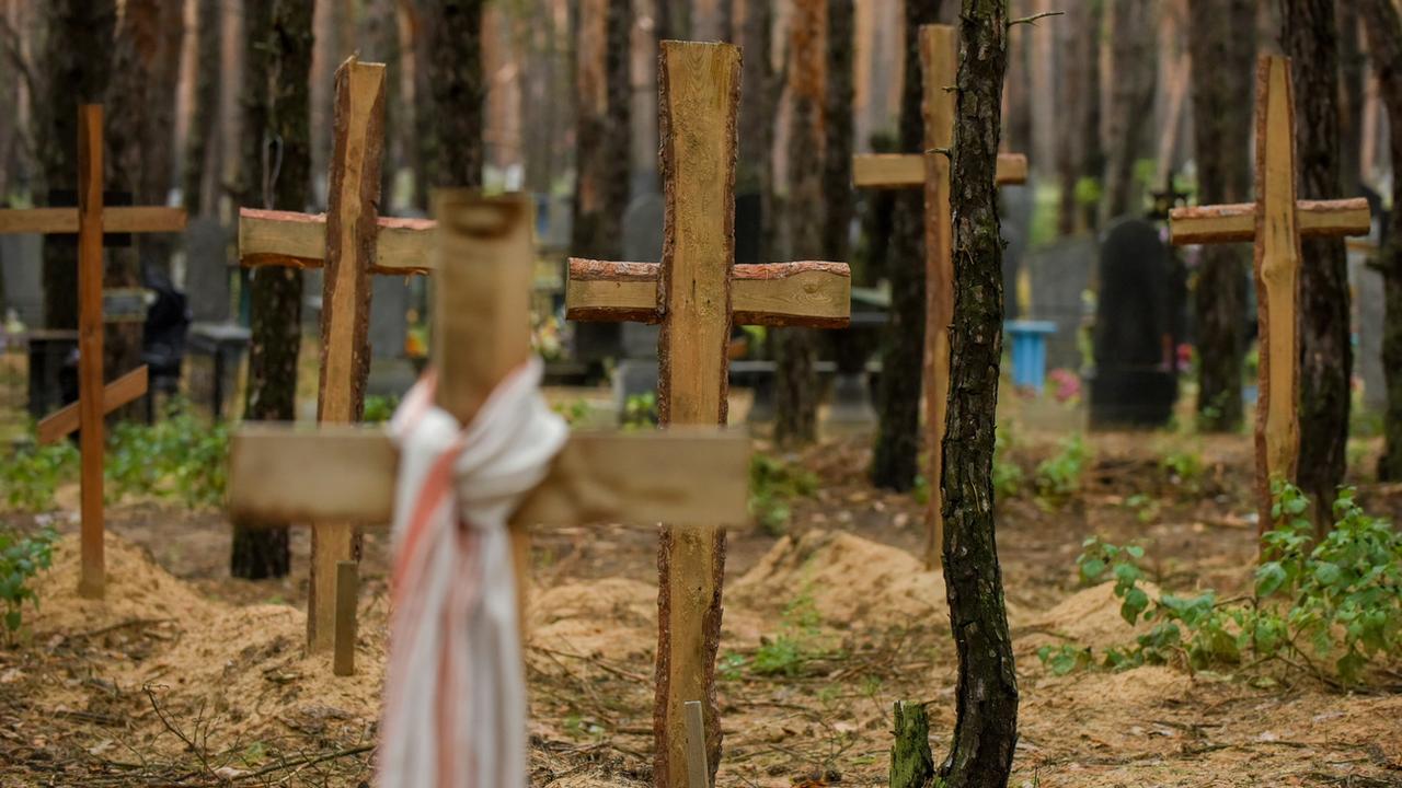Les tombes près de Izioum en Ukraine. [Keystone - EPA/OLEG PETRASYUK]