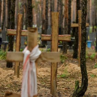 Les tombes près de Izioum en Ukraine. [Keystone - EPA/OLEG PETRASYUK]