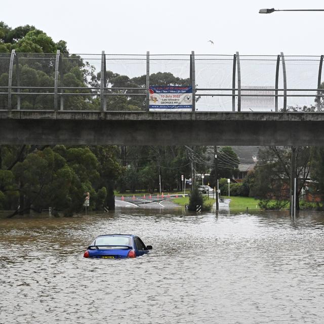 Une voiture est inondée dans les eaux de crue à Lansvale, dans l'ouest de Sydney, en Australie. [KEYSTONE - Mick Tsikas / EPA]