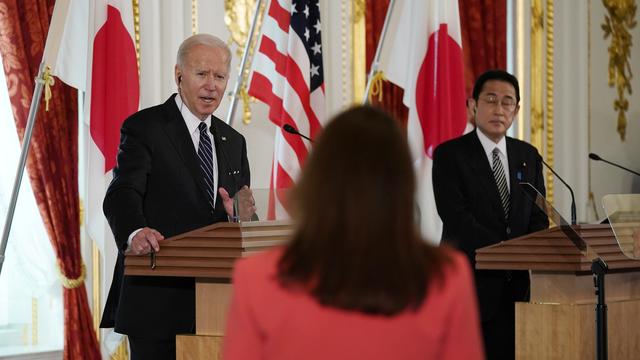 Joe Biden et Fumio Kishida à Tokyo. [Keystone - AP Photo/Evan Vucci]