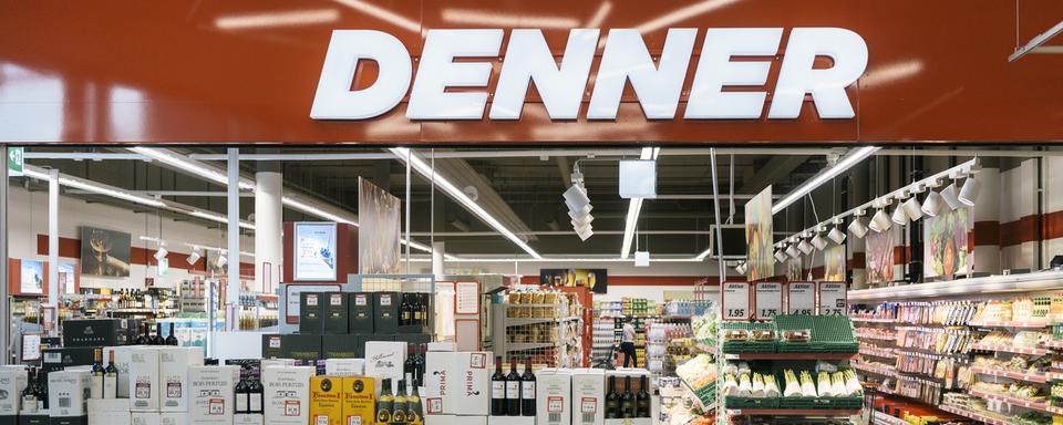 Denner a réalisé en 2021 un chiffre d'affaires de 3,8 milliards de francs, en hausse de 1,3% sur un marché global en recul. [Keystone - Christian Beutler]