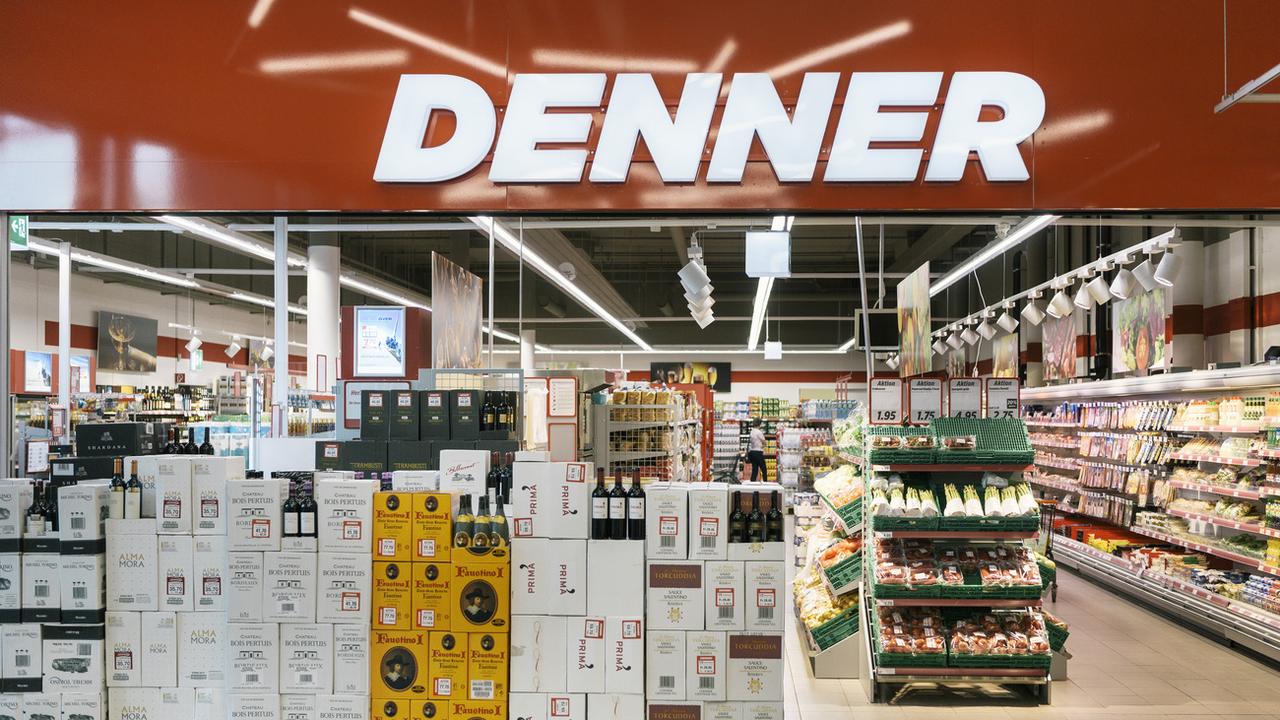 Denner a réalisé en 2021 un chiffre d'affaires de 3,8 milliards de francs, en hausse de 1,3% sur un marché global en recul. [Keystone - Christian Beutler]