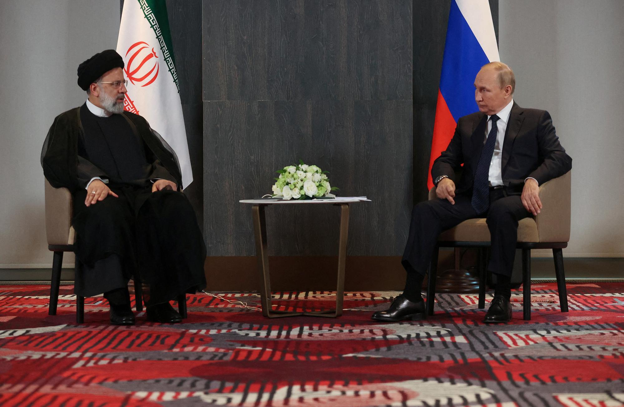 Le président russe Vladimir Poutine a rencontré le président iranien Ebrahim Raisi en marge du sommet de l'Organisation de coopération de Shanghai (OCS) à Samarcande, en Ouzbékistan, le 15 septembre 2022. [Sputnik/reuters - Alexandr Demyanchuk]