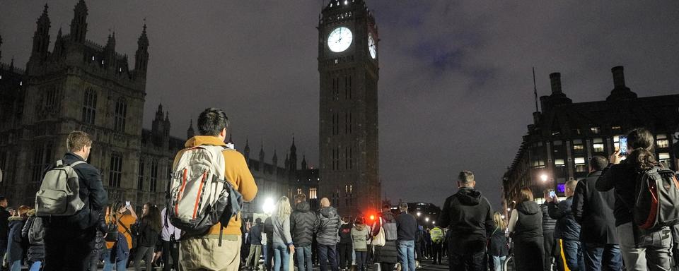 A 20h (19h GMT) dimanche, le Royaume-Uni s'était figé pour une minute de silence. [Keystone - AP Photo/Martin Meissner]