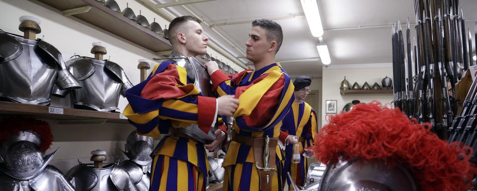 Des Gardes suisses se préparent avant une cérémonie de prestation de serment au Vatican, lundi 6 mai 2019. [Keystone - AP Photo/ Gregorio Borgia]