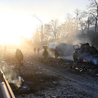Des soldats ukrainiens dans les décombres après un affrontement face à des troupes russes proche de Kiev. [AFP - Sergei Supinsky]