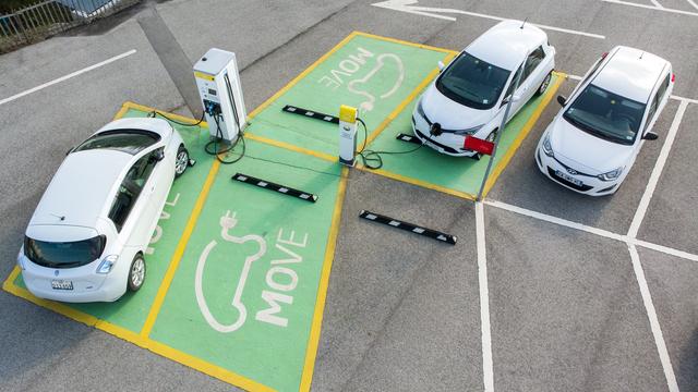 Des voitures électriques se rechargent sur les bornes de recharge rapide sur le parking P+R Bernex situé entre la route de Bernex et la route de Chancy vers le quartier de Bernex-en-Combes, ce lundi 3 mai 2021 à Bernex. [KEYSTONE - Salvatore Di Nolfi]