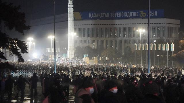 Des centaines de Kazakhs ont affronté la police durant la nuit. [Keystone - AP Photo/Vladimir Tretyakov]