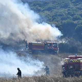 Des pompiers combattant un feu de brousse le jeudi 7 juillet 2022 près de Bordezac, dans le sud de la France. [SDIS30 via AP/ Keystone - SDIS30]