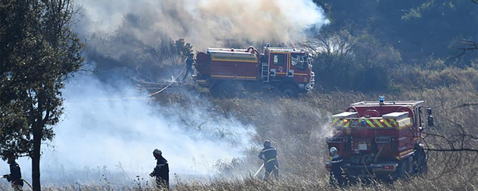 Des pompiers combattant un feu de brousse le jeudi 7 juillet 2022 près de Bordezac, dans le sud de la France. [SDIS30 via AP/ Keystone - SDIS30]