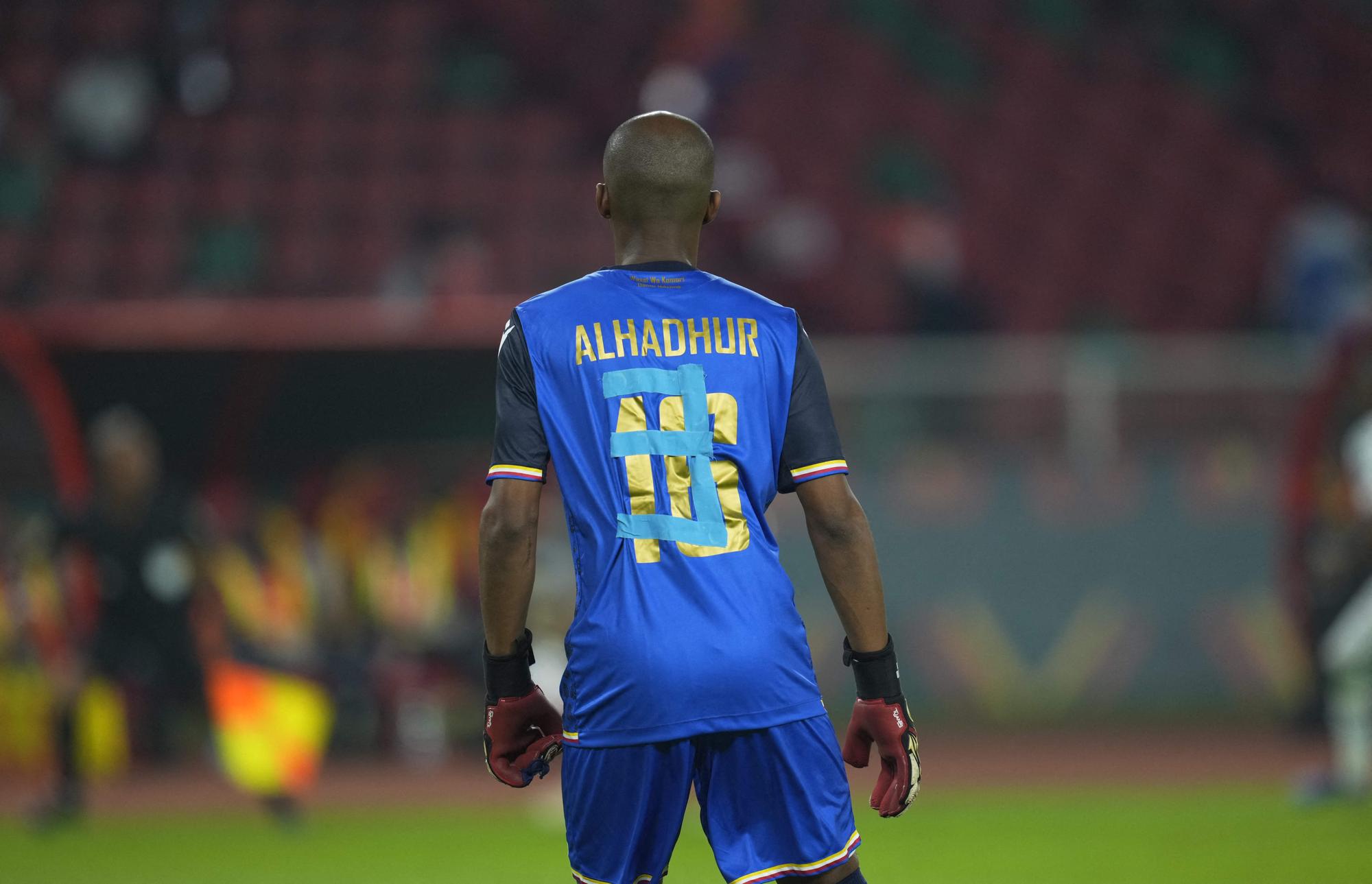 Le latéral des Comores Chaker Alhadhur a dû jouer au but et a adapté son maillot en conséquence. [AFP - Ulrik Pedersen]