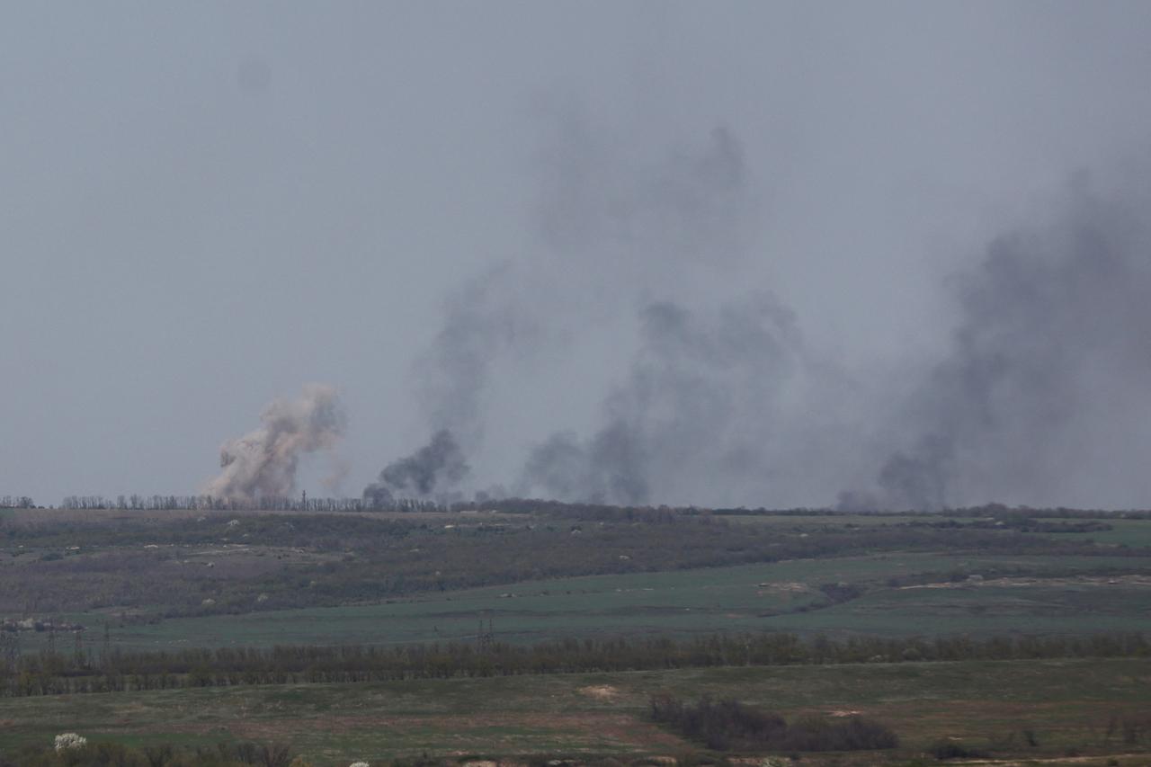 De la fumée après des bombardements dans l'est de l'Ukraine. [Reuters - Serhii Nuzhnenko]