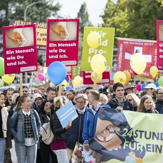 Des opposants à l'avortement manifestent lors d'une "Marche pour la vie" à Zurich-Oerlikon, samedi 17 septembre 2022. [KEYSTONE - Ennio Leanza]