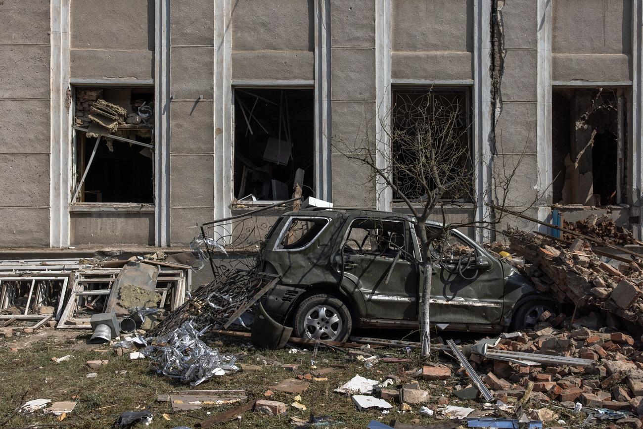 Une voiture détruite par une frappe russe à Vinnytsia, en Ukraine. [Keystone - EPA/Roman Pilipey]