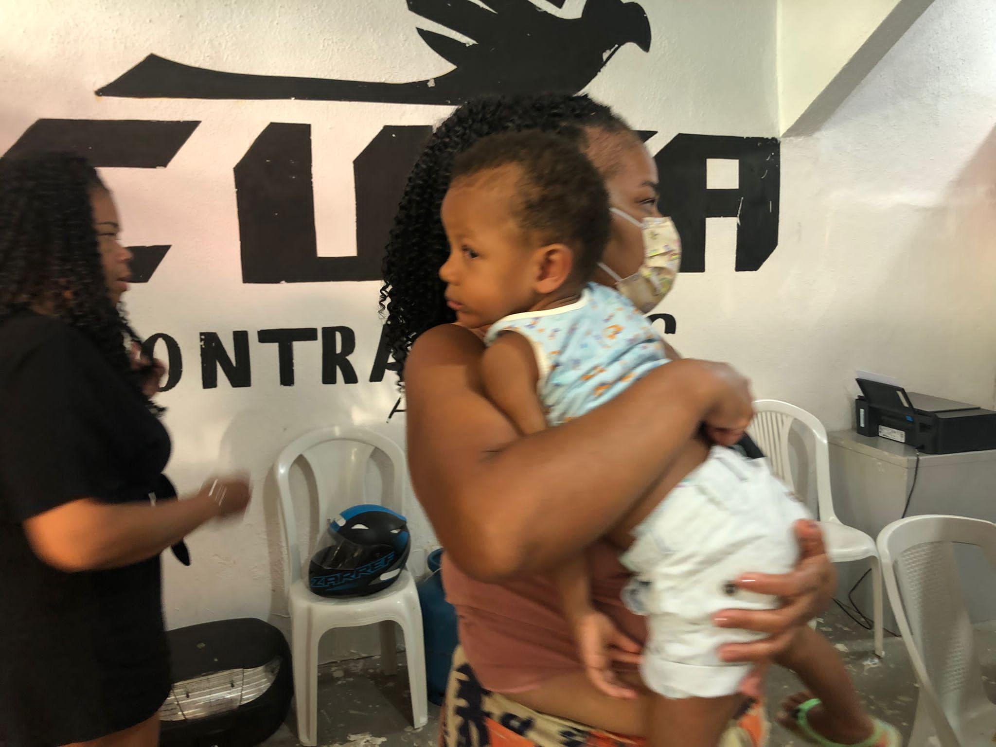 Une femme et son enfant dans les locaux de l'association CUFA, la Centrale Unique des Favelas, dans un quartier de l'ouest de Salvador. [RTS - Isabelle Cornaz]