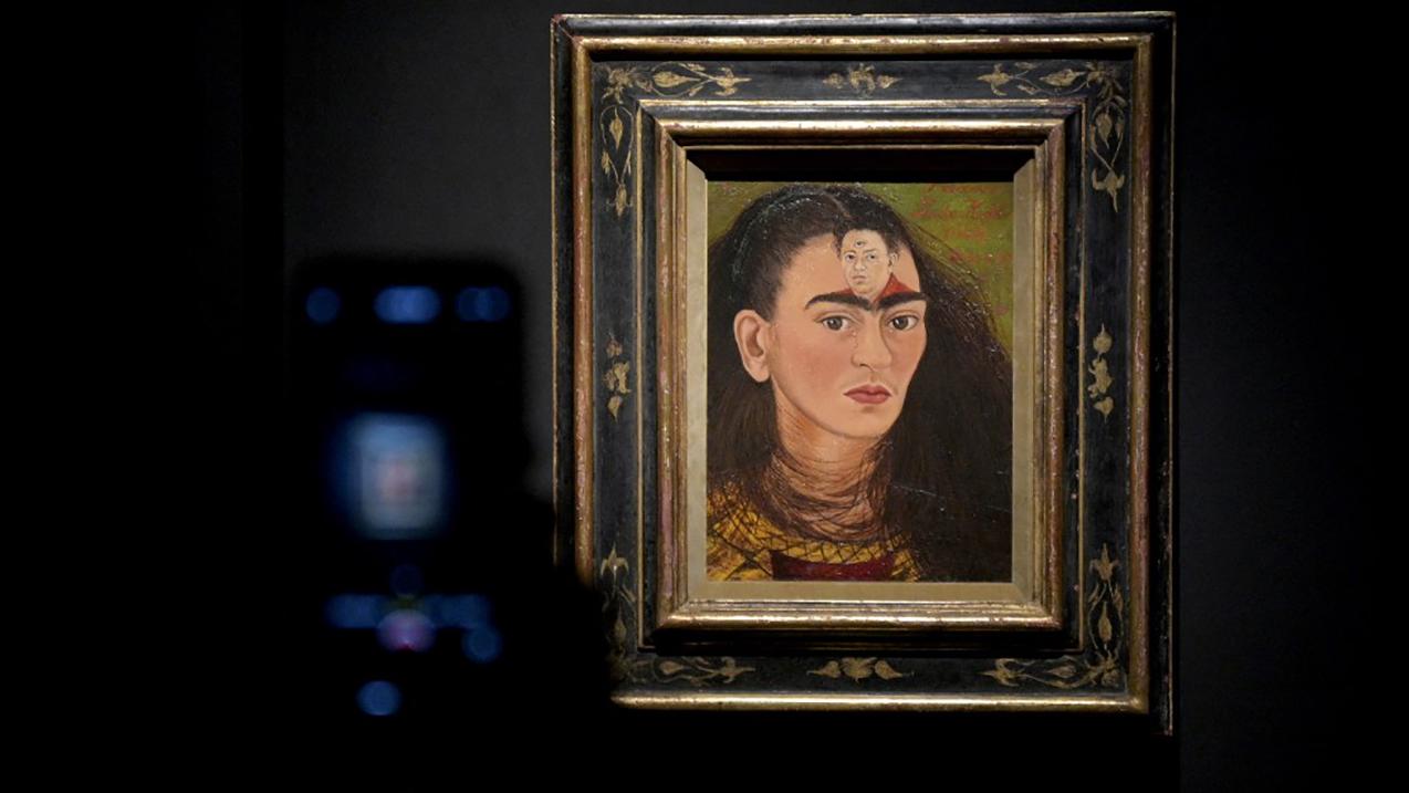 Cet autoportrait de Frida Kahlo est exposé pour la première fois depuis un quart de siècle dans un musée, à Buenos Aires [AFP - Juan Mabromata]