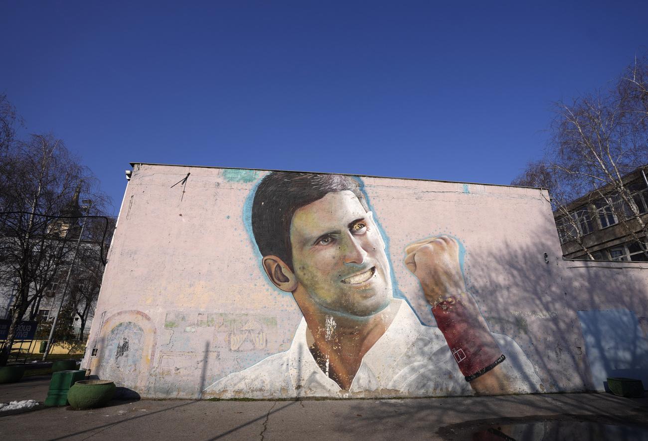 Une fresque en l'honneur de Novak Djokovic à Belgrade. [AP - Darko Vojinovic]
