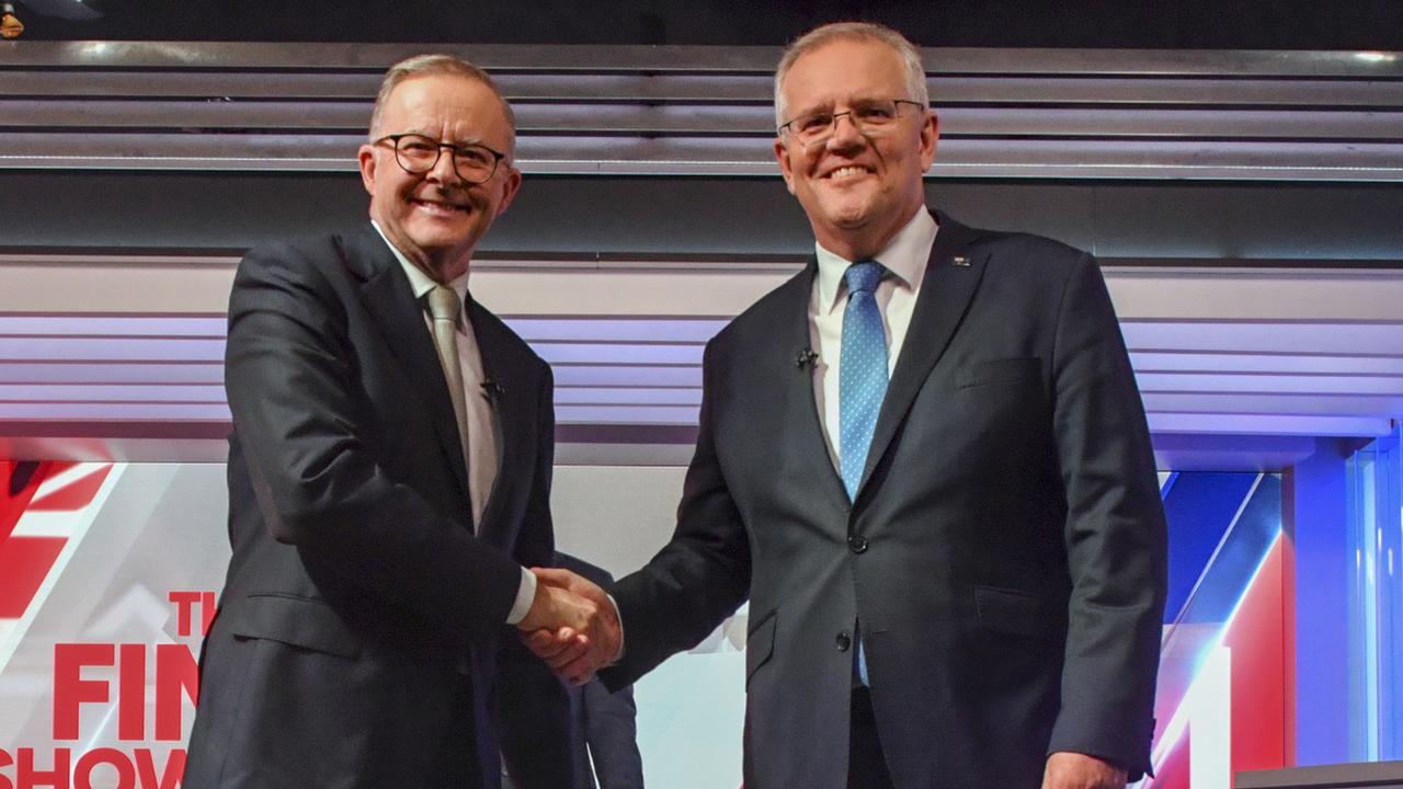 Le leader de l'opposition travailliste Anthony Albanese, à gauche, serre la main de l'actuel premier ministre conservateur Scott Morrison. [Keystone/AP - Mick Tsikas]