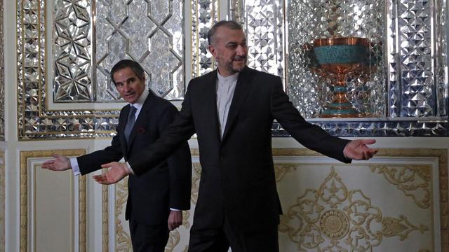 Le chef de l'AIEA Rafael Grossi et le ministre iranien des Affaires étrangères Hossein Amir-Abdollahian le 5 mars à Téhéran. [AFP/Anadolu Agency - Fatemeh Bahrami]