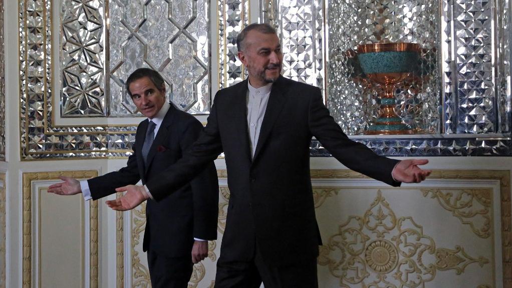 Le chef de l'AIEA Rafael Grossi et le ministre iranien des Affaires étrangères Hossein Amir-Abdollahian le 5 mars à Téhéran. [AFP/Anadolu Agency - Fatemeh Bahrami]