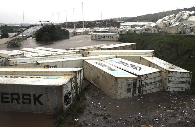 Des conteneurs se sont renversés à Isipingo, au sud de Durban. [Keystone]