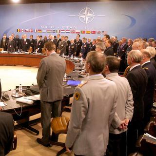 Les ministres de la Défense de nations de l'Otan respectent une minute de silence après les attentats du 11 septembre 2001 aux Etats-Unis. [AFP - Olivier Hoslet/Belga]