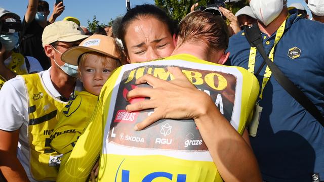 Le maillot jaune Le coureur danois Jonas Vingegaard (R) de Jumbo Visma embrasse sa femme Trine Hansen (C) et sa fille Frida (L) après avoir franchi la ligne d'arrivée de la 20e étape du Tour de France 2022, un contre-la-montre individuel sur 40,7 km de Lacapelle-Marival à Rocamadour, France, 23 juillet 2022. [EPA/KEYSTONE - Tim de Waele]