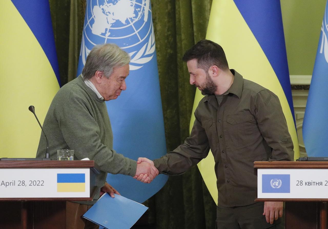 Antonio Guterres avait déjà rencontré Volodymyr Zelensky en avril. [Keystone/EPA - Sergey Dolzhenko]