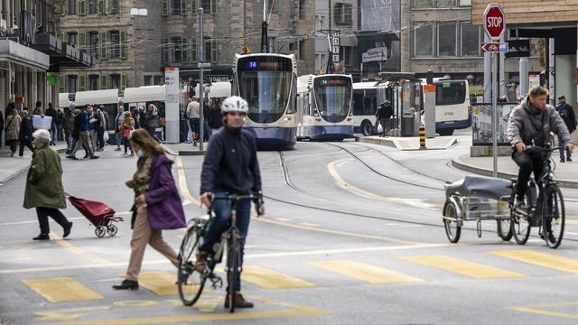 La ligne de tram 14 était l'une des deux seules ouvertes le jeudi 13 octobre au matin, au deuxième jour de la grève du personnel des TPG. Ici, un tram de cette ligne la veille à l'arrêt Coutance. [Keystone - Martial Trezzini]