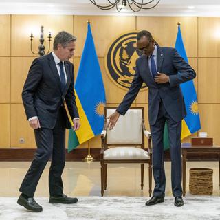 Le secrétaire d'Etat américain Antony Blinken se fait accueillir par le président rwandais Paul Kagame, lors de sa visite du continent africain en août 2022. [Keystone/AP Photo - Andrew Harnik, Pool]