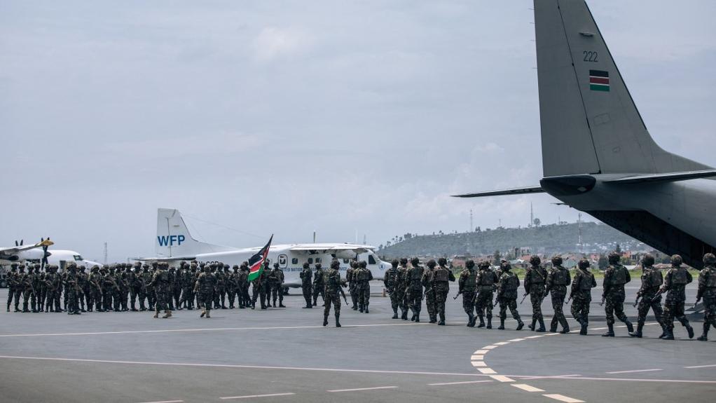 Le contingent kenyan à son arrivée sur le tarmac de Goma. [AFP - Alexis Huguet]