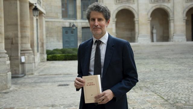 L'auteur italo-suisse Giuliano da Empoli lors de la remise du Grand Prix de l'Académie française à Paris, le 27 octobre 2022. [AFP - Magali Cohen/ Hans Lucas]