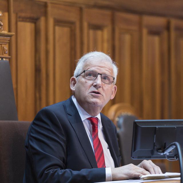 Hans Stöckli photographié en décembre 2019, alors qu'il vient d'être élu à la présidence du Conseil des Etats. [Keystone - Alessandro della Valle]