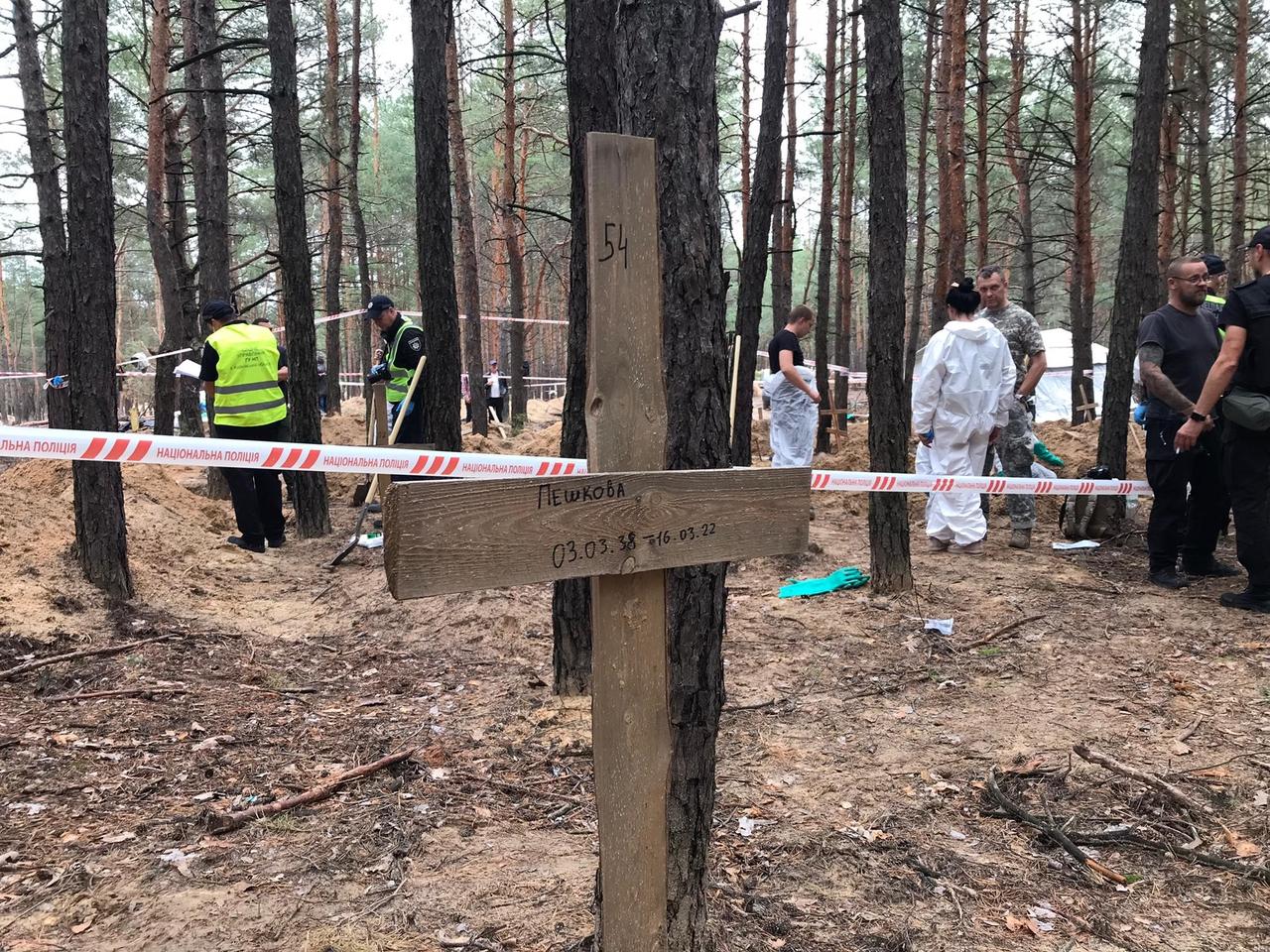 Certaines croix de bois portent le nom des victimes. [RTS - Maurine Mercier]