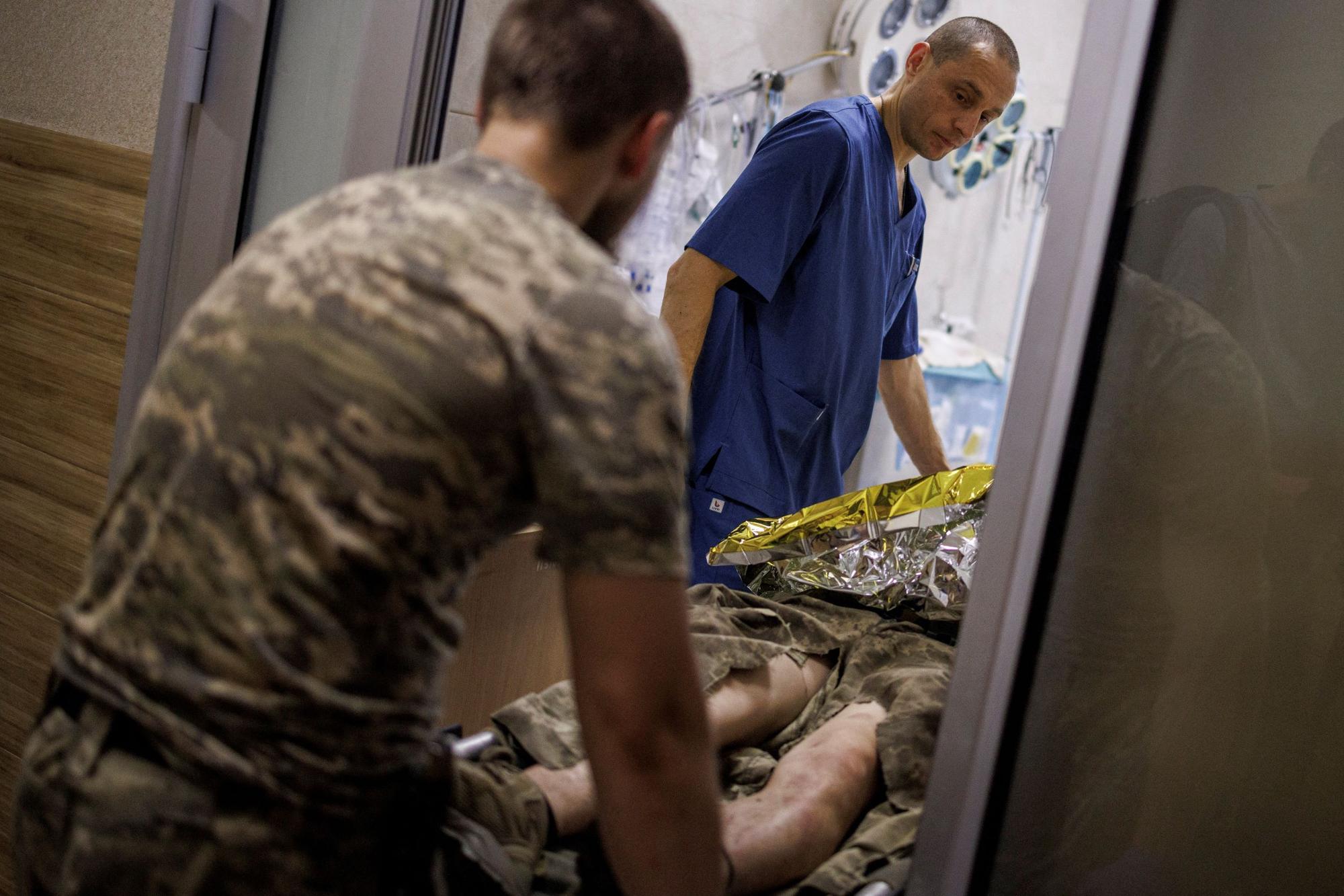 Un soldat ukrainien blessé est emmené dans un hôpital de la région de Donetsk, le 9 août 2022. [Reuters - Alkis Konstantinidis]