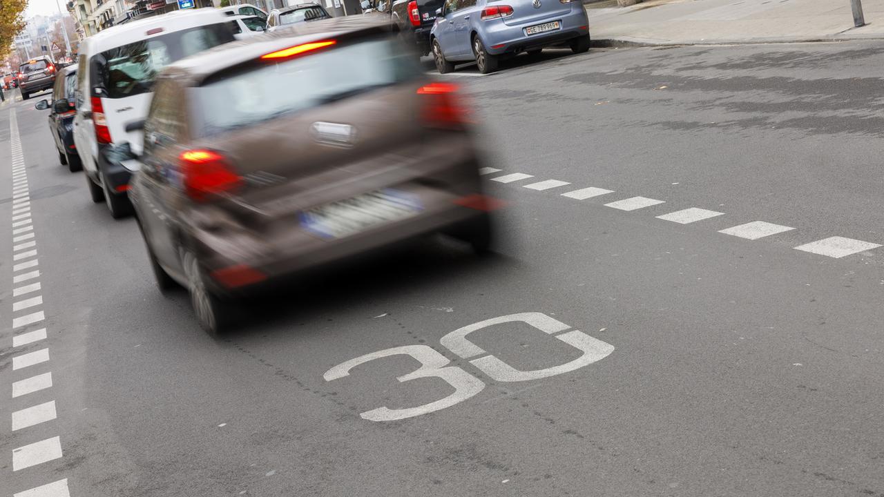 Des voitures roulent dans une zone limitée à 30 km/h à Genève le 6 décembre 2022. [Keystone - Salvatore Di Nolfi]