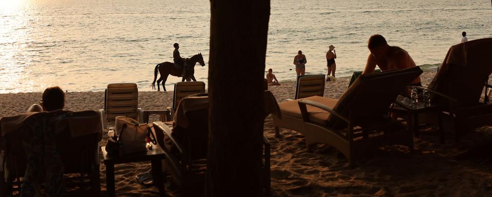 Touristes russes sur une plage de Phuket, en Thaïlande, 12.03.2022. [Reuters - Jorge Silva]