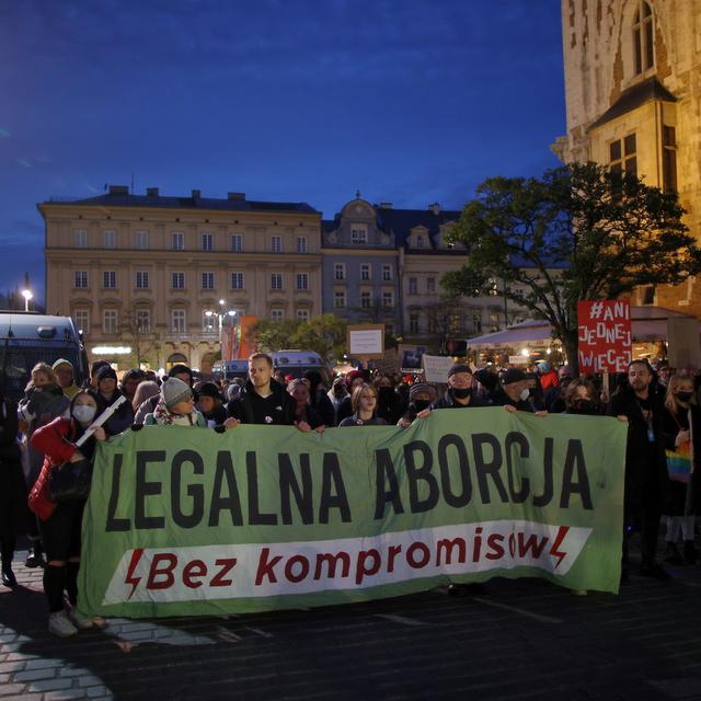 Des personnes participent à une manifestation sous le slogan "Pas un de plus" à Cracovie, en Pologne, le 7 novembre 2021. [EPA/KEYSTONE - LUKASZ GAGULSKI POLAND OUT]