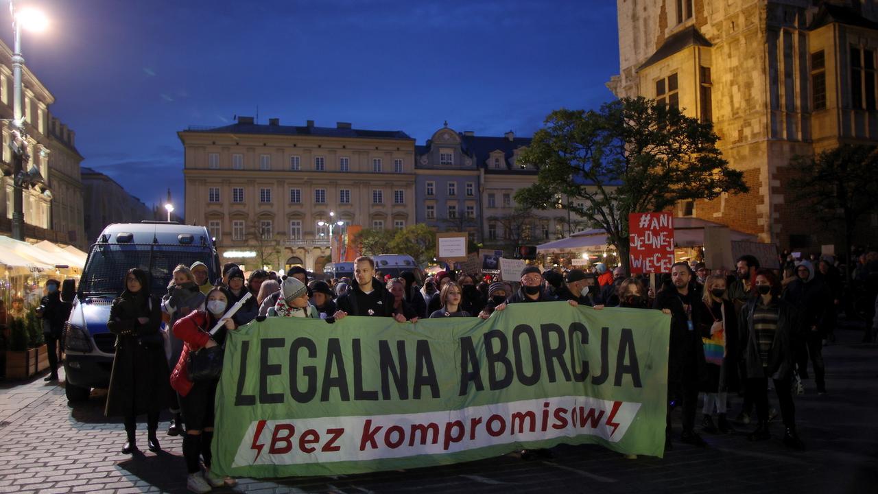 Des personnes participent à une manifestation sous le slogan "Pas un de plus" à Cracovie, en Pologne, le 7 novembre 2021. [EPA/KEYSTONE - LUKASZ GAGULSKI POLAND OUT]
