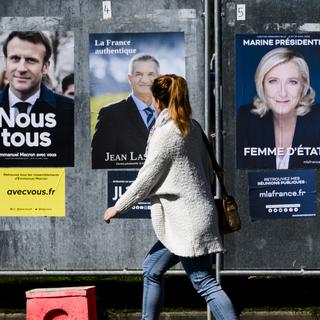 Des affiches des candidats pour l'élection présidentielle française 2022. [Keystone - Jean-Christophe Bott]