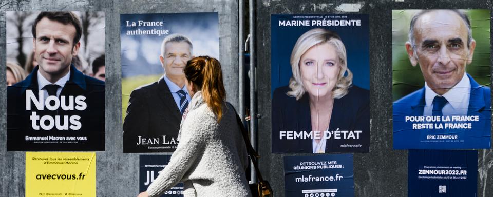 Des affiches des candidats pour l'élection présidentielle française 2022. [Keystone - Jean-Christophe Bott]