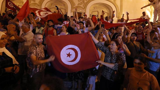 Au terme de la votation, les partisans du président Kaïs Saïed célèbrent le résultat du vote dans le centre de Tunis. [EPA/Keystone - Mohamed Messara]