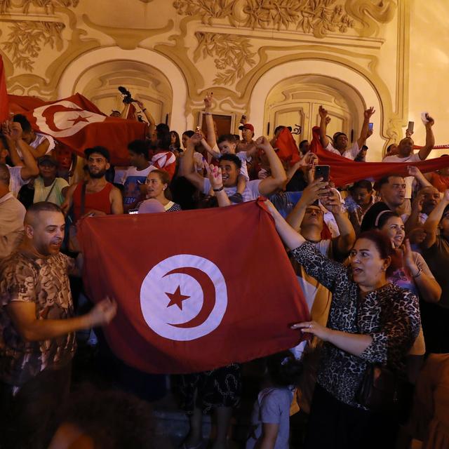 Au terme de la votation, les partisans du président Kaïs Saïed célèbrent le résultat du vote dans le centre de Tunis. [EPA/Keystone - Mohamed Messara]